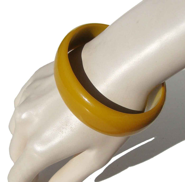 Bakelite Jewelry - Metro Retro Vintage
