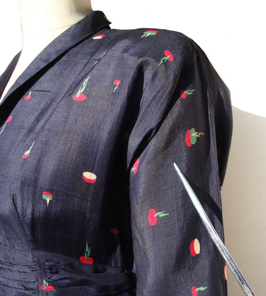 Strong shoulder 40s dress
