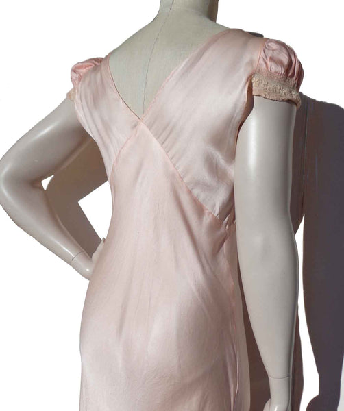 V Backline on 1940s Nightgown